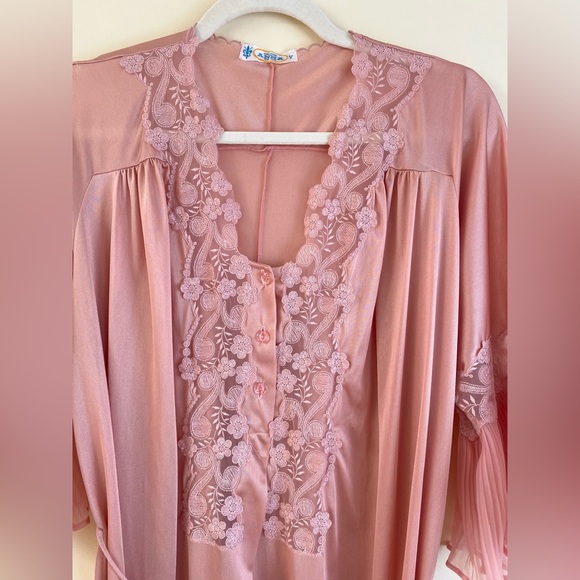 Vintage dusty rose nightgown with lace and bell sleeves - Picture 8 of 16